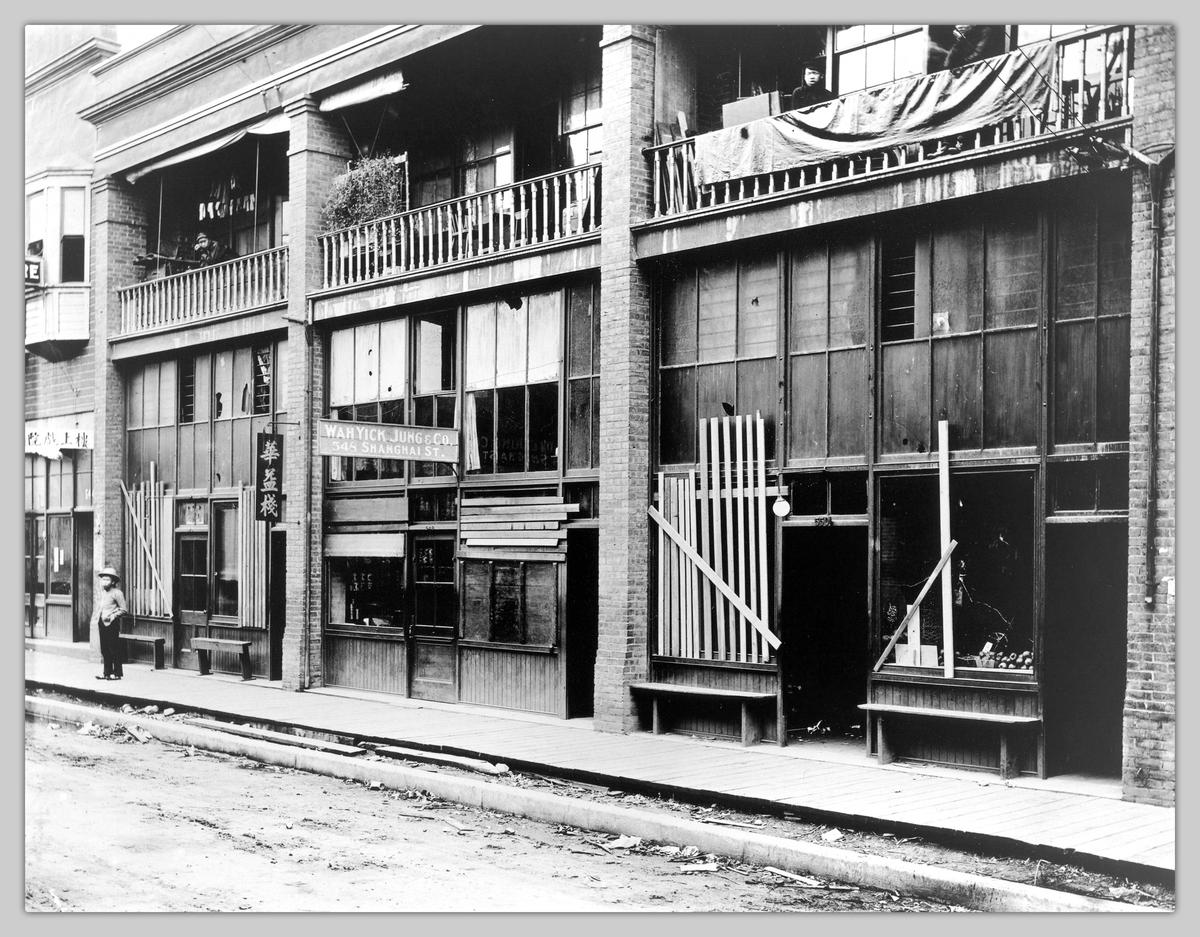 Photo en noir et blanc d'édifices sur lesquels on a ajouté des planches.