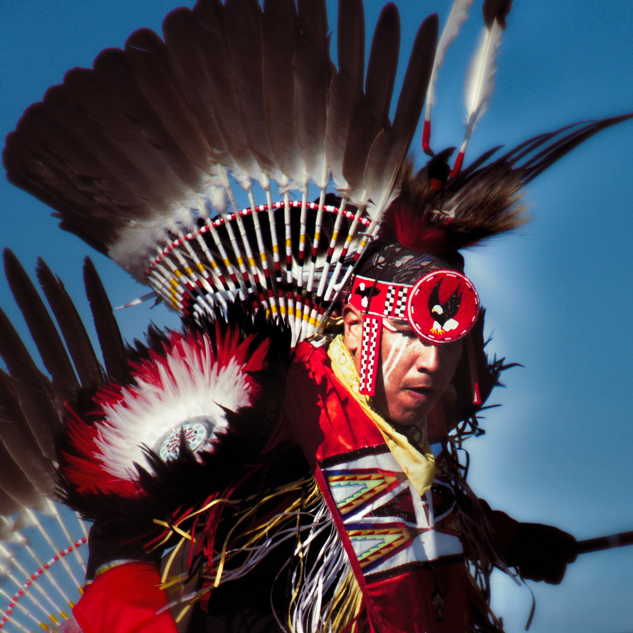 Guerrier innu lors d'un pow-wow à Maliotenam (Mani-utenam) Guerrier innu lors d'un pow-wow à Maliotenam (Mani-utenam)