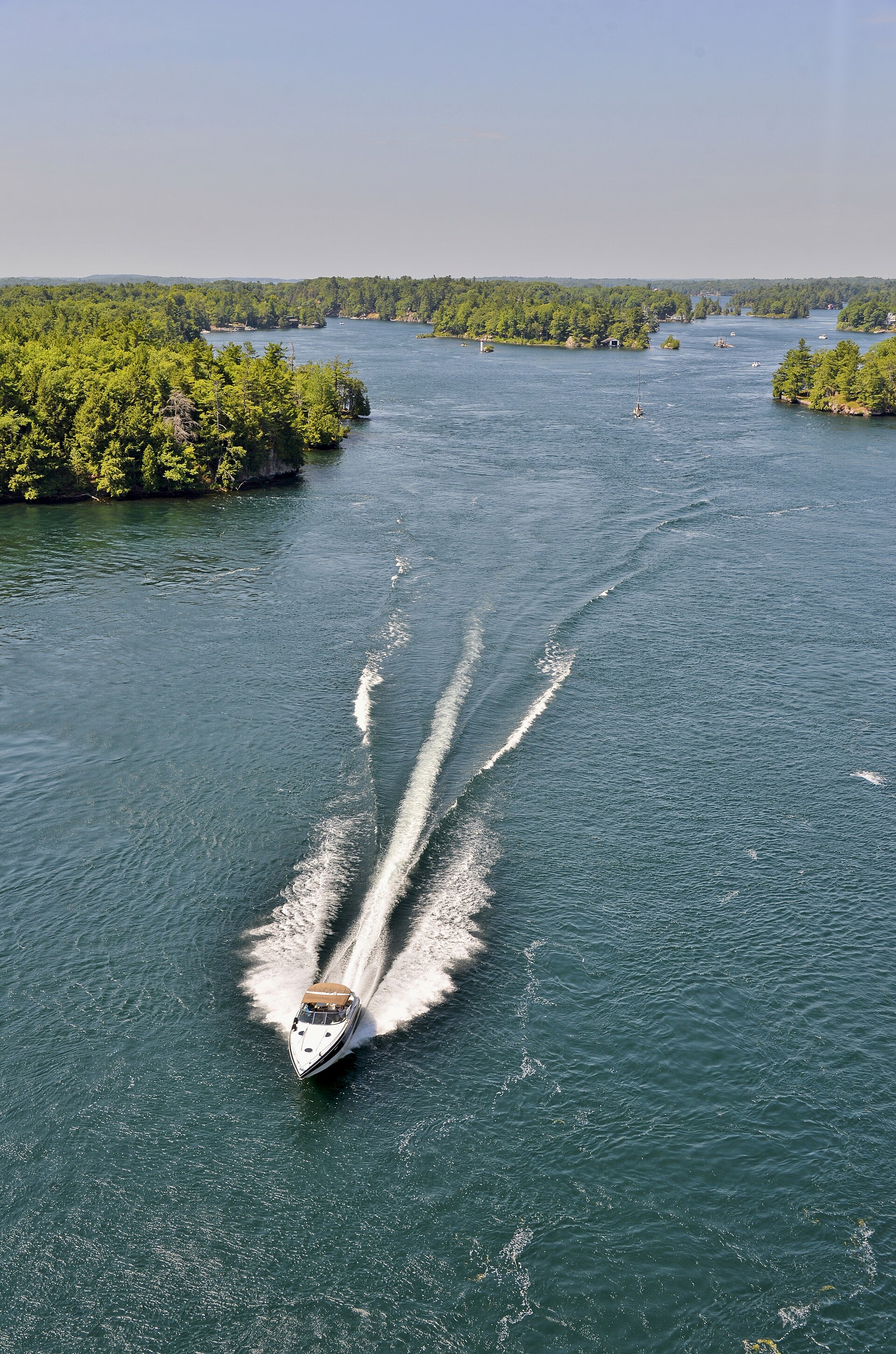 Un bateau traversant le Parc national des Mille-Îles Un bateau traversant le Parc national des Mille-Îles