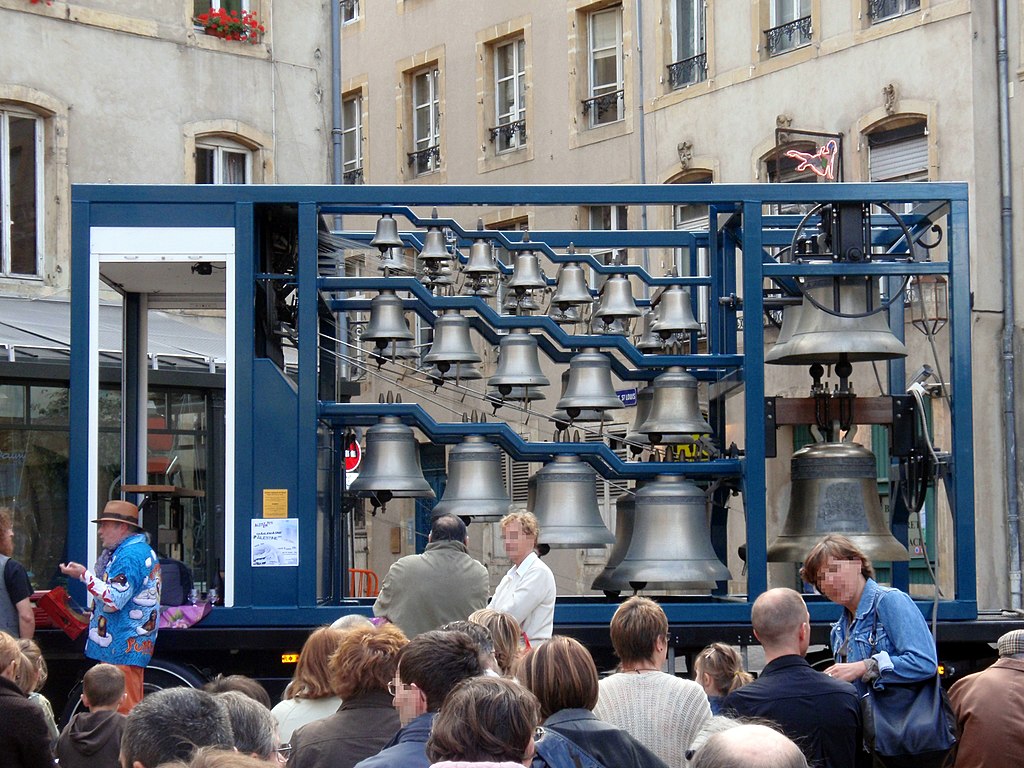 Cloches et carillons en Suisse - Le carillon de Disentis (GR) (20 cloches  avec un clavier mécanique) est maintenant installé dans le centre du  village et on peut l'entendre chaque jour automatiquement