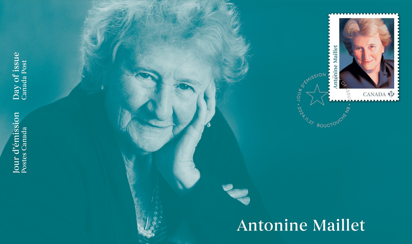 Timbre de Postes Canada dédié à Antonine Maillet Portrait d'Antonine Maillet en turquoise avec un timbre portant son effigie dans le coin supérieur à droite.