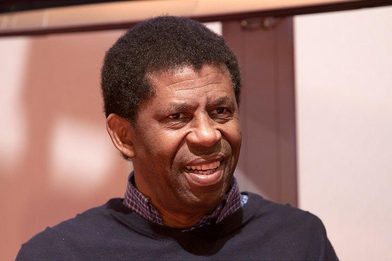 Dany Laferrière Un homme qui sourrit.