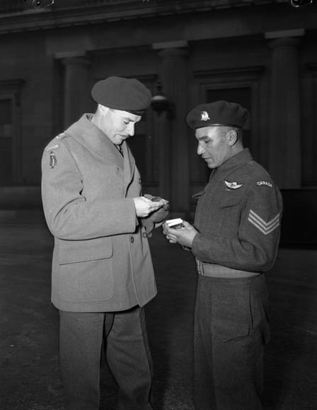 Lieutenant-colonel Akehurst et sergent Prince Lieutenant-colonel Akehurst et sergent Prince