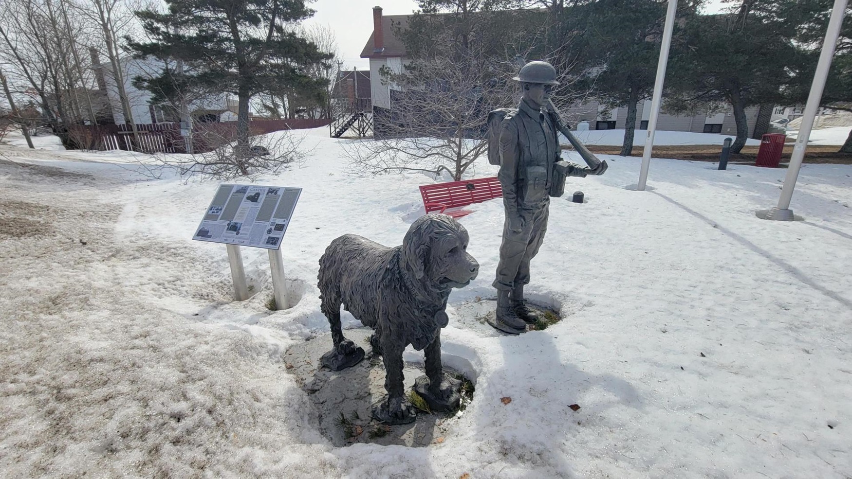 Statue d’un chien.