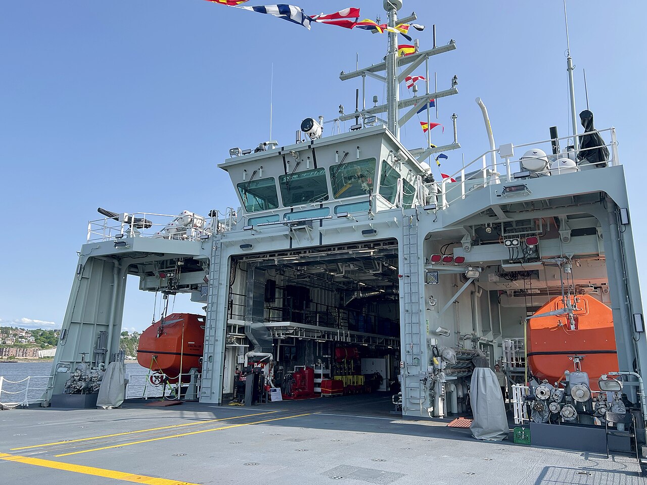<p>HMCS <em>Frédérick Rolette</em><br /> </p> Colour photo of naval vessel.