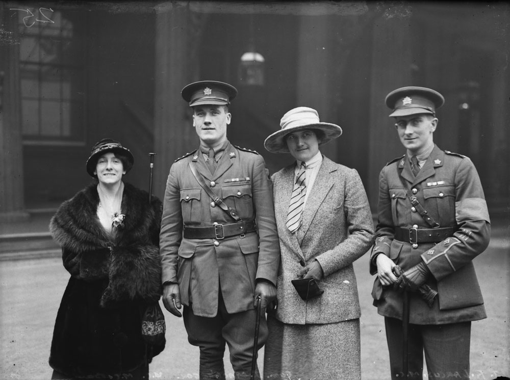 Captain MacGregor and Lieutenant Darcus Group photo of two Canadian soldiers and two women, taken during the First World War.
