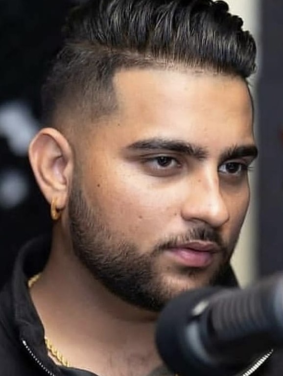 Karan Aujla Photo de Karan Aujla devant un microphone