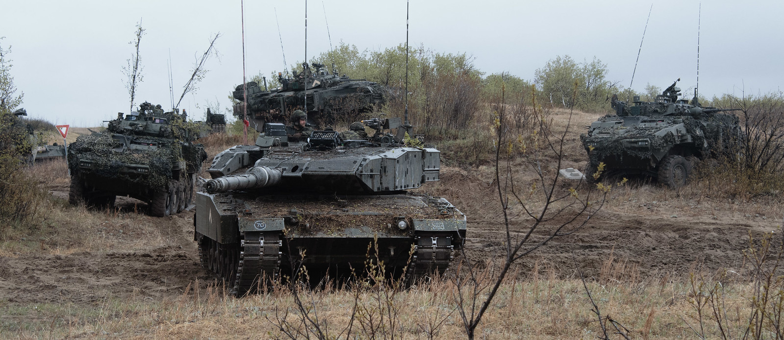 Un char d'assaut avec trois VBL en arrière.