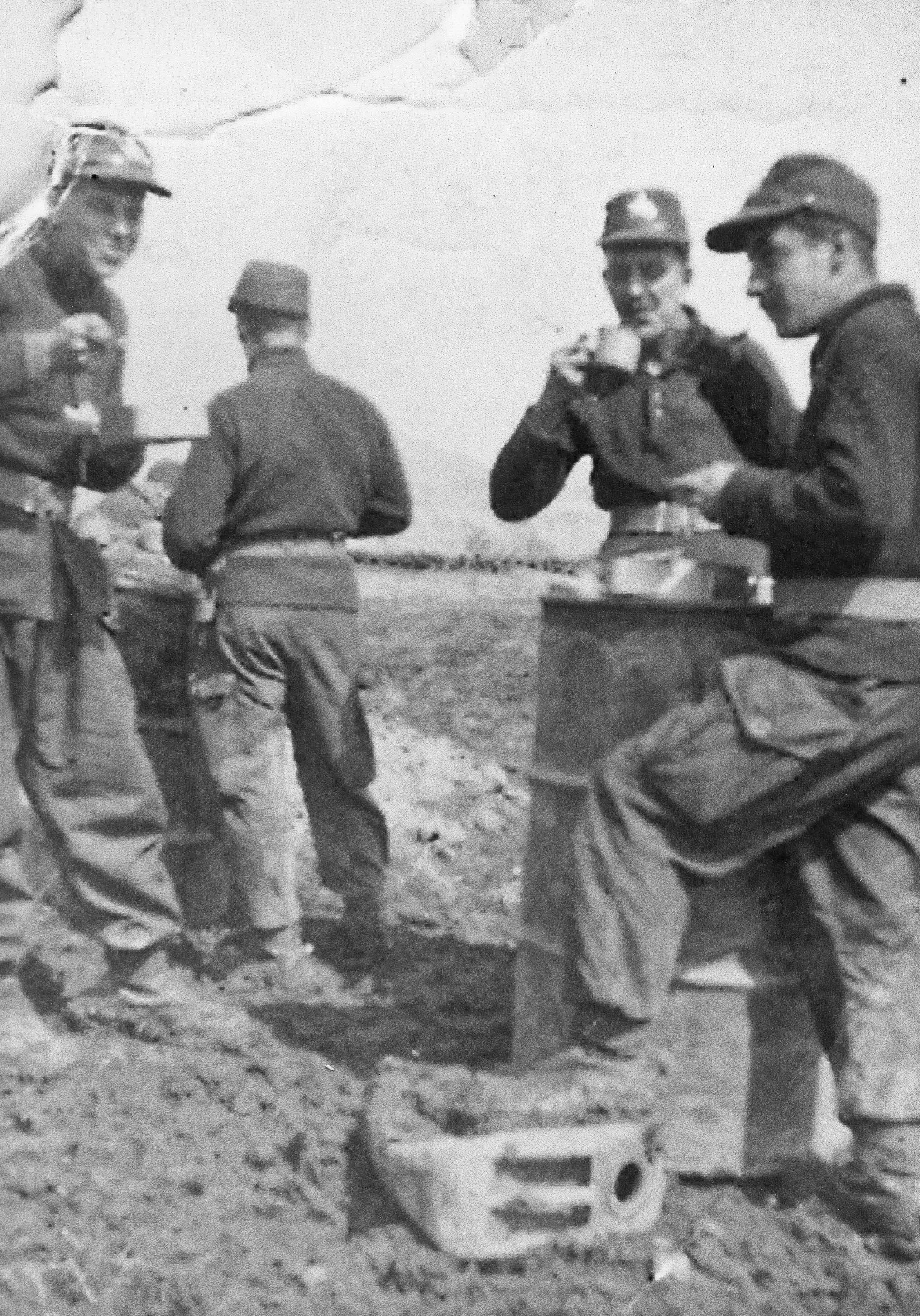 Debout à gauche, M. Alphonse Martel avec quelques camarades derrière la ligne de front en Corée (mars 1953).