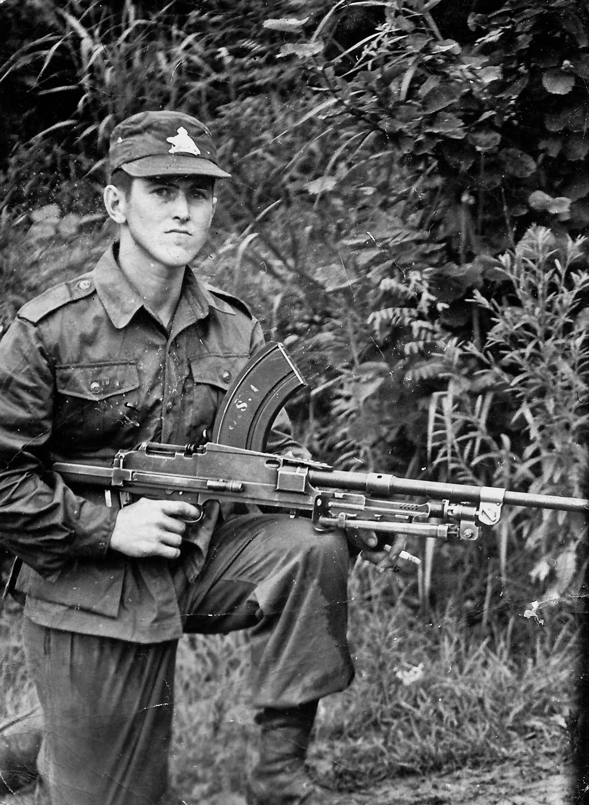 M. Langelier, du 3e Bataillon du Royal 22e Régiment, posant avec un fusil-mitrailleur Bren en Corée (1953).