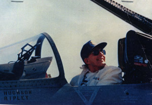 Le Dr Bruce MacKenzie dans le cockpit d’un chasseur F-18, à Comox (C.-B.), en 1989.