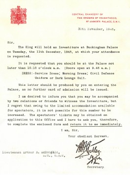 Invitation adressée à Bruce McDonald de la part de la Chancellerie Centrale de l'Ordre des Chevaliers pour l'Investiture au Buckingham Palace du Roi George VI, novembre 1945.