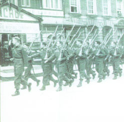 Le bataillon de Carvil Ritcey en marche à Bognar Regis en Angleterre.