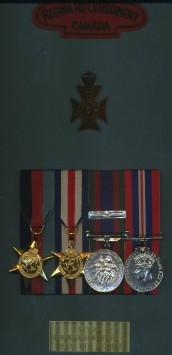 Insignes régimentaires d'épaules et de bérêt d'Edward McAndrew. Médailles (de gauch à droite): Étoile 1939-45; Étoile France-Allemagne; Médaille du Service des Volontaires Canadiens avec barrette; Médaille de Guerre (1939-45).