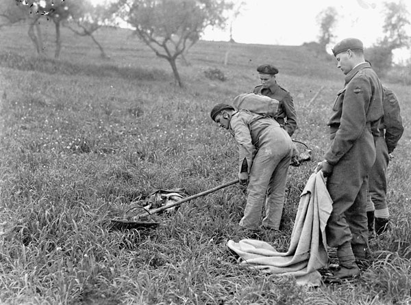 Des membres des Ingénieurs Royaux canadiens (R.C.E.) à la recherche de mines (Italie, 20 décembre, 1943). M. Gunther servit également en Itale avec les Ingénieurs Royaux canadiens (R.C.E.).