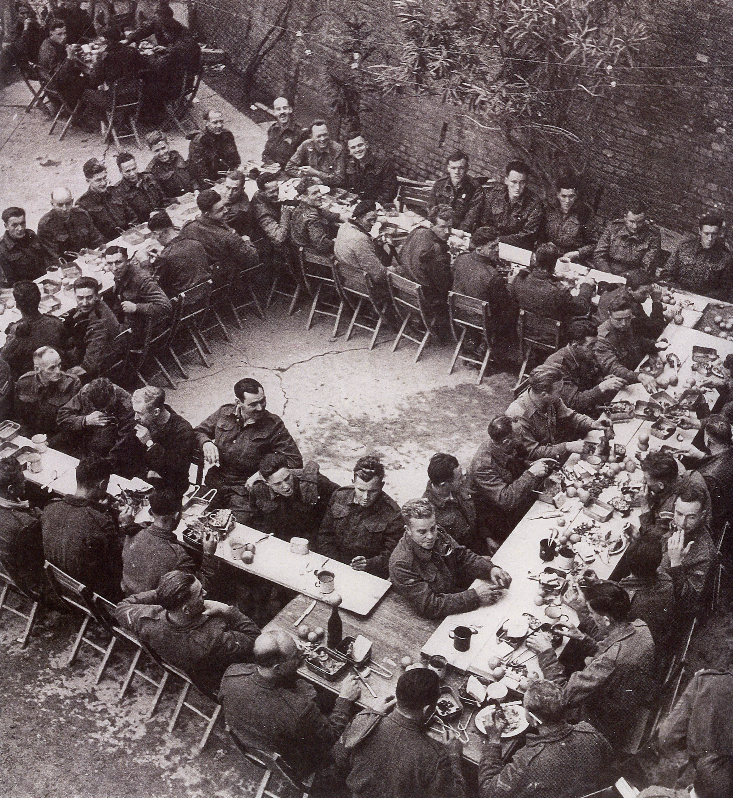 Photo d'un dîner suprise de Noël qui a eu lieu en Italie, en 1944.