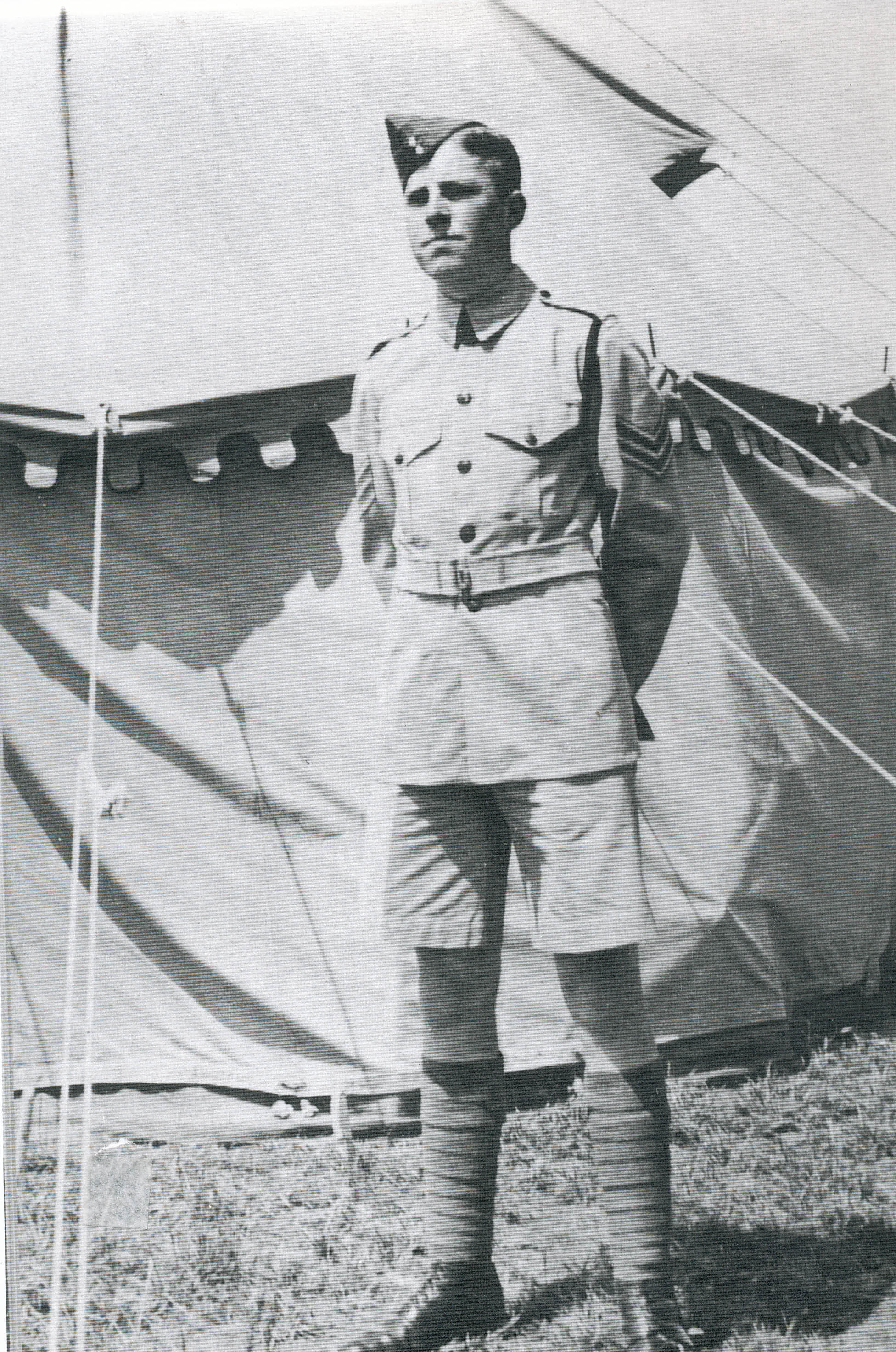 George MacDonell photographié ici le jour de son 19ème anniversaire le 5 août 1941, juste avant que les canadiens soient envoyés pour combattre à Hong Kong en décembre 1941.