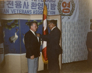 Remise de la médaille de Gardien de la Paix à Roger Gagnon par le Président du Corée du Sud lors d'un voyage à Seoul pour revoir la Corée, septembre 1986.