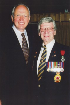 John Forbes et Greg Thompson, Ministre des Anciens Combattants, le 30 août 2007.