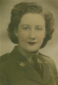 Ce portrait a été pris juste après que Joyce Paynter se soit enrôler dans le corps des femmes de l'armée canadienne, à Londres, Angleterre, 1944.