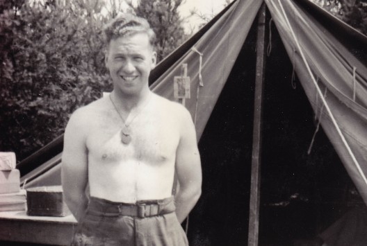 Kenneth Richardson sur le terrain d'aviation Arnhem, juin 1945.