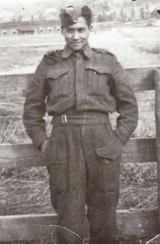 John Marchand au camp militaire de Vernon, Colombie Britannique, 1942.