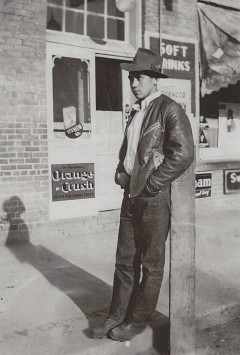 John Marchand, 19 ans, de retour d'un camp d'exploitation du bois, Vernon, Colombie Britannique, été 1940.