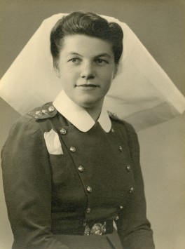 Photo d'enrôlement de Margaret Guildford (née Bartlett) en uniforme d'infirmière.