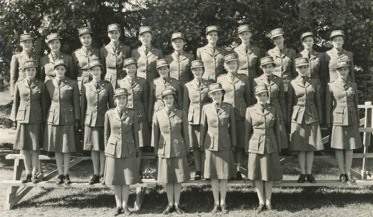 Soldats CWAC le 1er août 1942. Nellie Rettenbacher est la 2ème à gauche dans la rangée du haut.