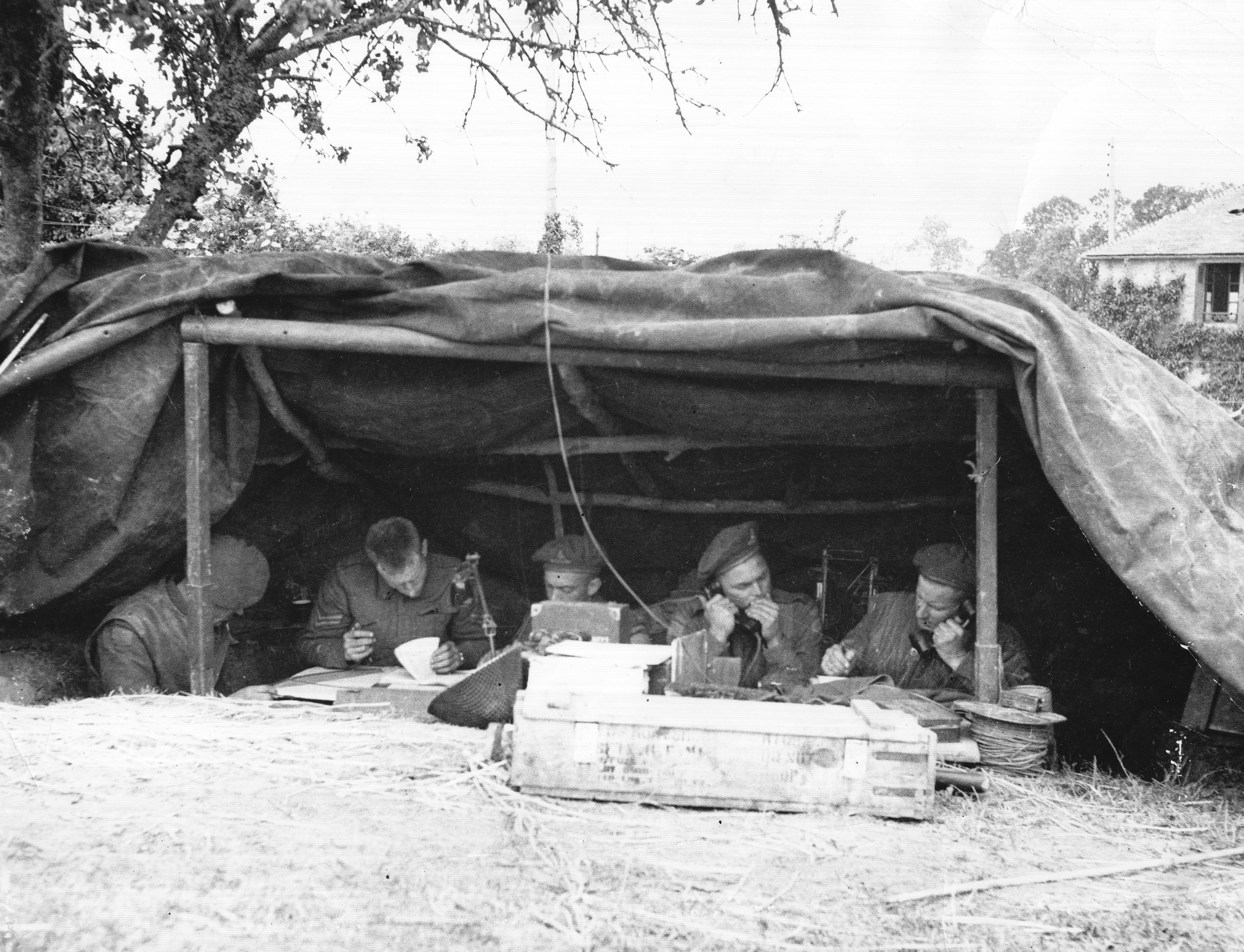 9 juin 1944 (D-Day +3): 81ème Batterie de Commande (de gauche à droite): Capitaine Gillespic, O. Stuart, T.L. Lacroix, Emury, Copeland.