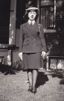 Olive Henderson en uniforme de la WREN, en permission, avant que la guerre soit finie, printemps 1945.