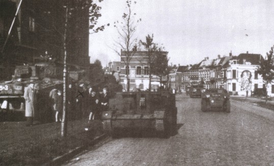 Des civils néerlandais accueillant les troupes de la 4ème Division Blindée Canadienne dont les Rangers du Nouveau Brunswick, alors qu'elles entraient dans Bergen op Zoom aux Pays-Bas le 29 octobre 1944.