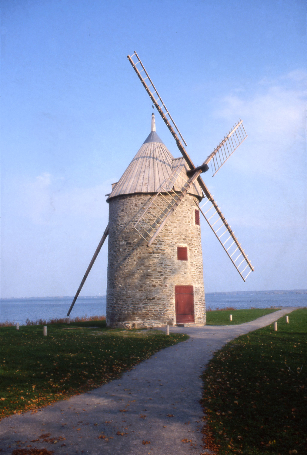 Pointe-du-Moulin Windmill (Moulin à vent de Pointe-du-Moulin), in southeast Île Perrot