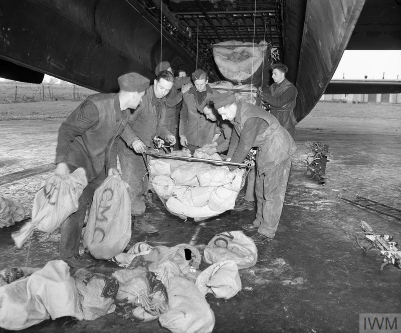 Opération Manna&nbsp;: chargement des Lancaster