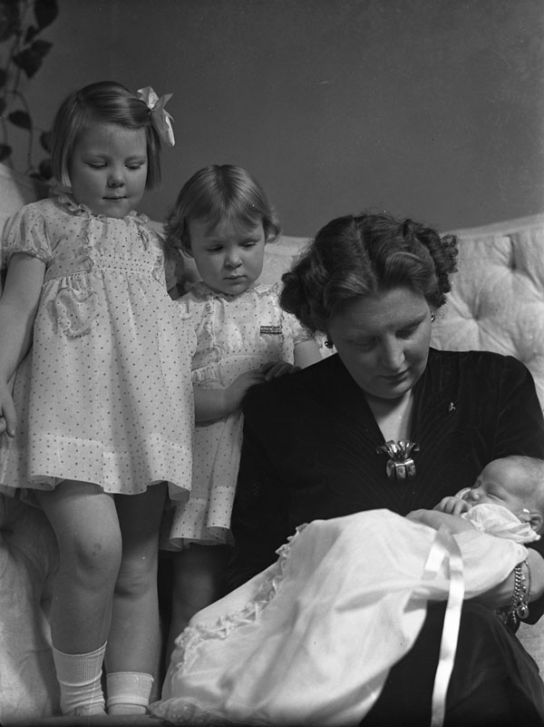 Princess Juliana and her Daughters in Ottawa Princess Juliana and her Daughters in Ottawa