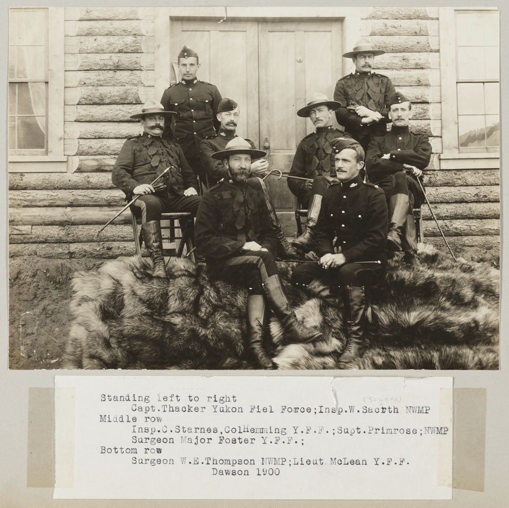 Officiers de la Police à cheval du Nord-Ouest et de la Troupe de campagne du Yukon Officiers de la Police à cheval du Nord-Ouest et de la Troupe de campagne du Yukon