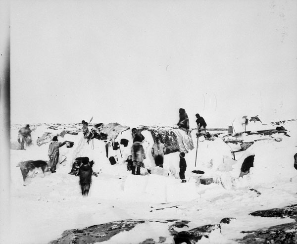 Building snow houses at Fullerton, Northwest Territories, 1903 Building snow houses at Fullerton, Northwest Territories, 1903