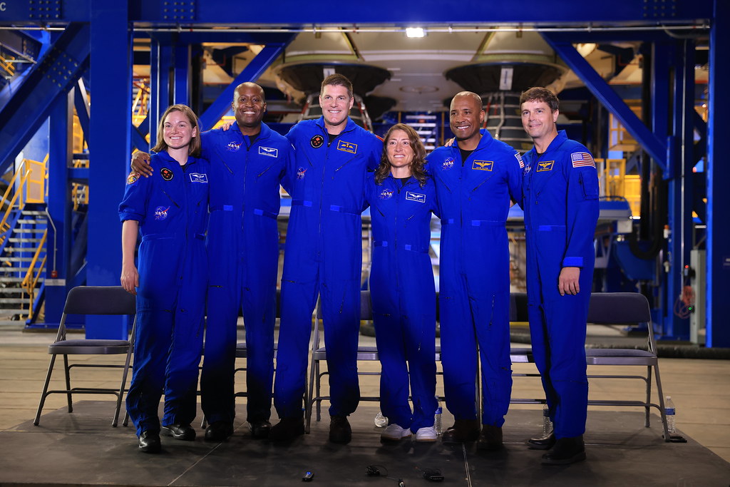 Artemis II Crew and Backup Crewmembers From left to right: Jenni Gibbons, Andre Douglas, Jeremy Hansen, Christina Koch, Victor Glover and Reid Wiseman