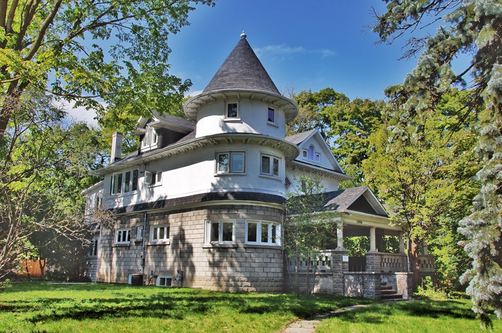 Grande maison blanche.