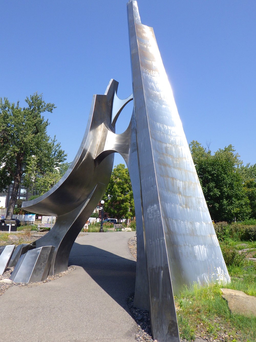 Haute sculpture métallique réfléchissante.