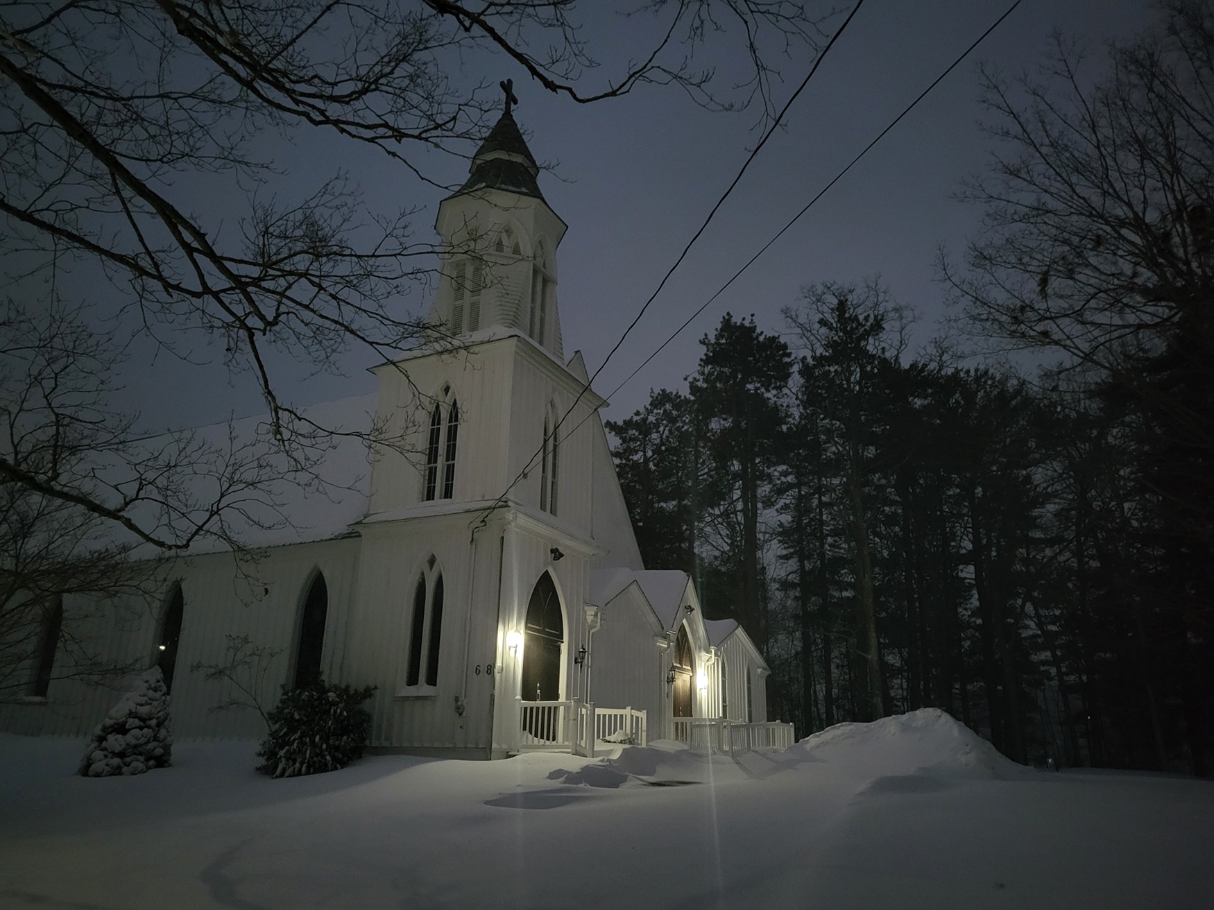 Une église blanche en hiver
