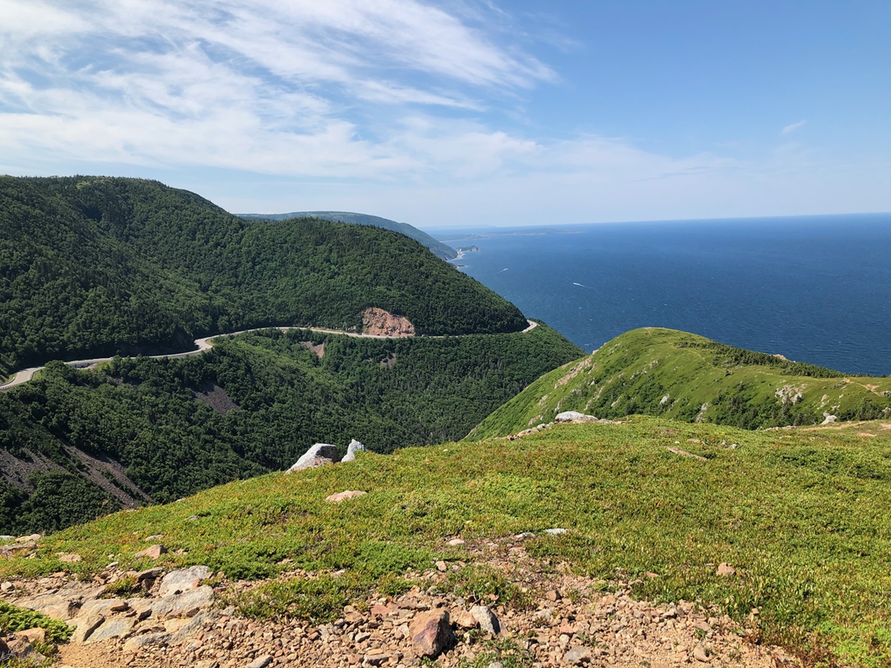 Une route serpente le long de hautes falaises.
