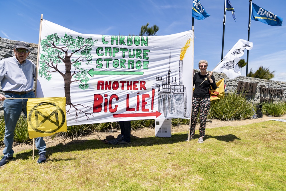 Manifestation contre le captage et le stockage du carbone au Royaume-Uni Deux manifestants brandissent une banderole sur laquelle on peut lire « Captage et stockage du carbone, un autre gros mensonge ».