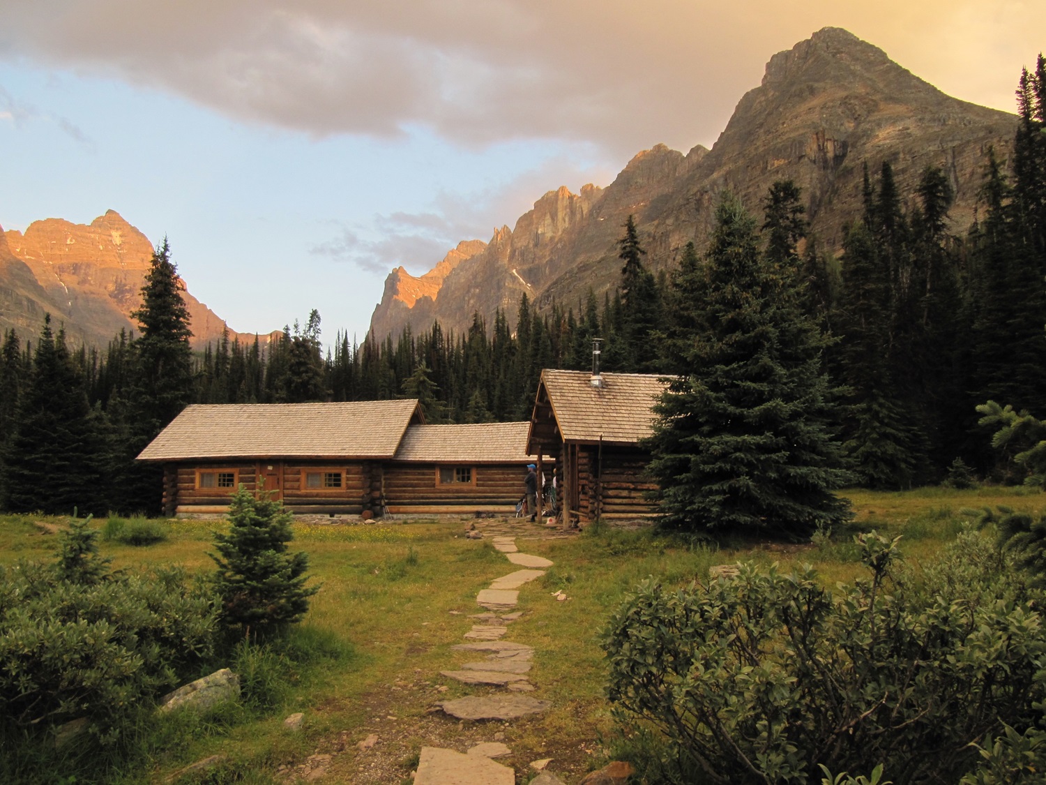 Evening at the Elizabeth Parker Hut Hut with mountains in the background.