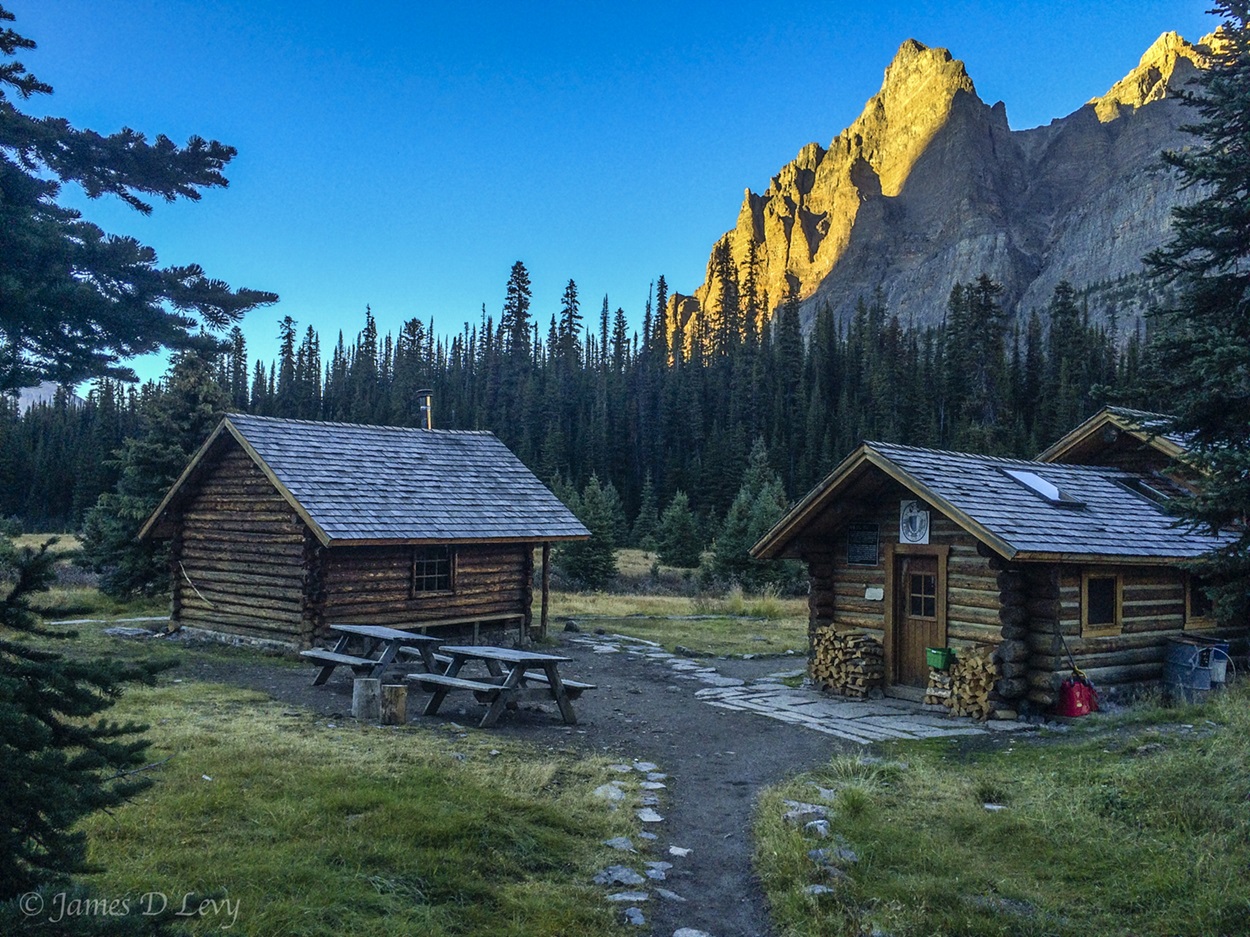 Elizabeth Parker Hut Hut with mountains in the background.