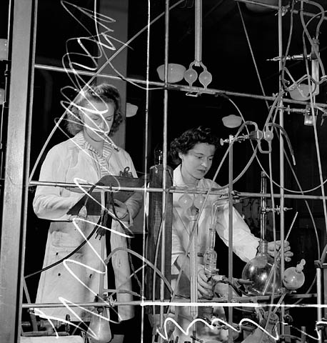 Société Polymer Limitée À la Société Polymer Limitée, deux employées font des essais sur du caoutchouc synthétique, janvier 1944