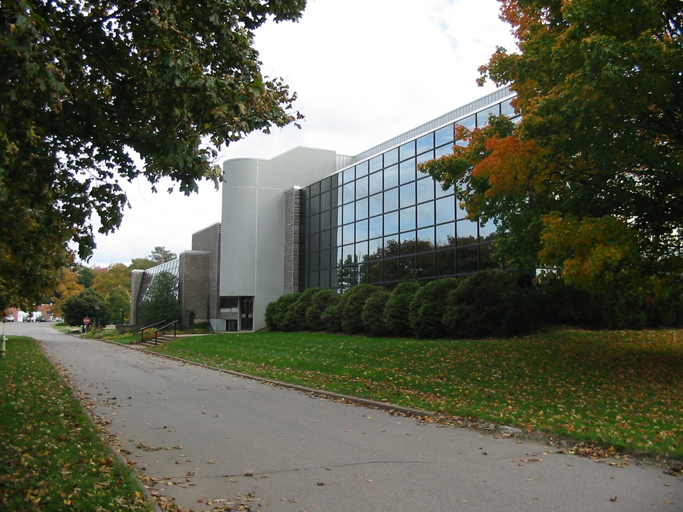 Centre de recherche et de développement de Kentville Grand bâtiment avec façade vitrée.