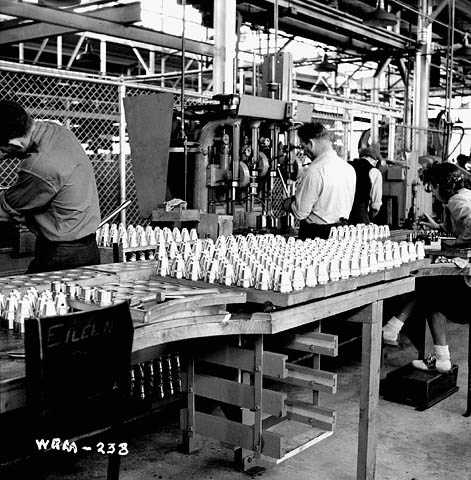Des ouvriers dans une usine Des ouvriers dans une usine