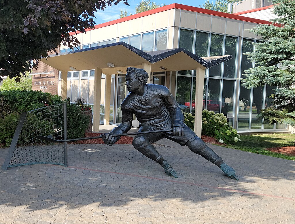 Statue de Guy Lafleur devant l'hôtel de ville de Thurso, Québec, où il est né.