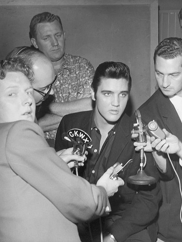 Red Robinson en entrevue avec Elvis Presely, 1957.